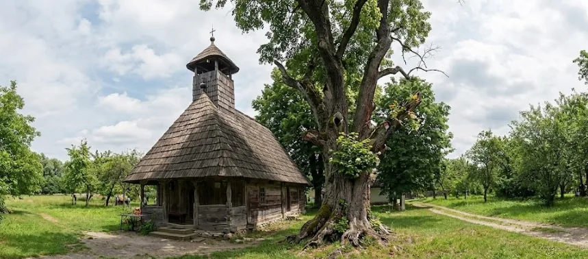 Biserică de lemn într-un peisaj rural, imagine ilustrativă pentru acoperirea localităților